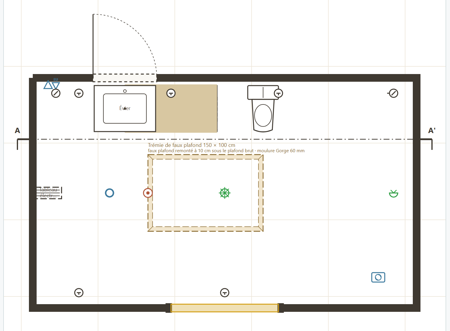 Plan d'aménagement d'une pièce : murs, porte avec son débattement, fenêtre, évier, WC, trémie de faux plafond cotée 150 × 100 cm et ligne de coupe A–A'.